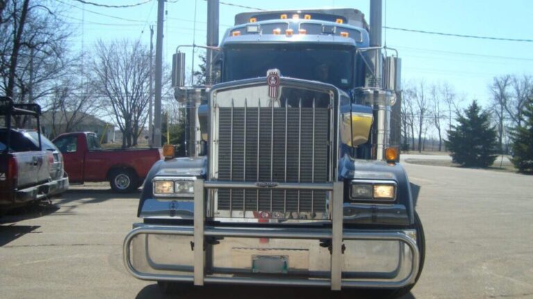 Kenworth Truck in a Parking Lot with RIGGUARD Grille Guard